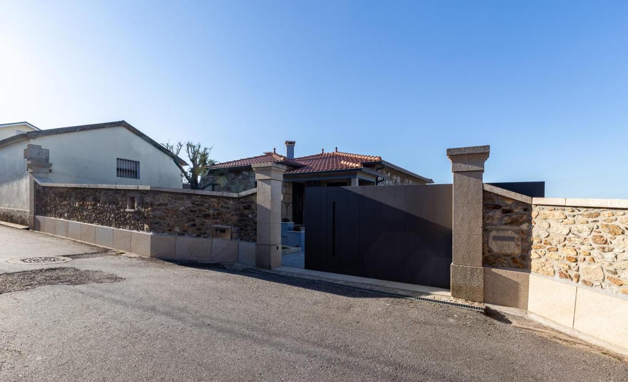 O Cervo Charm House Villa วีลาโนวา เด เซอร์เวย์รา ภายนอก รูปภาพ